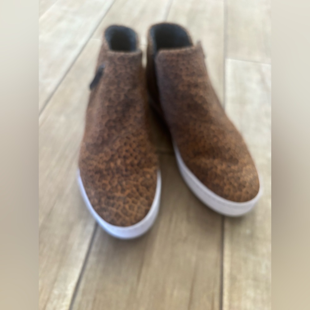 Clarks Women's Pawley Adwin Zipper Closure Walking Sneakers - Picture 3 of 9